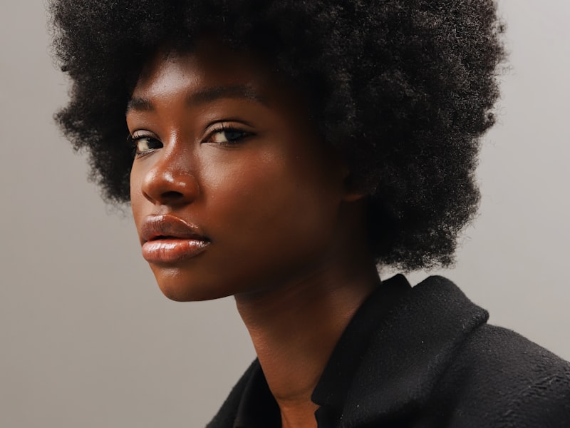 阿根廷球星梅西在比赛中带球的精彩瞬间